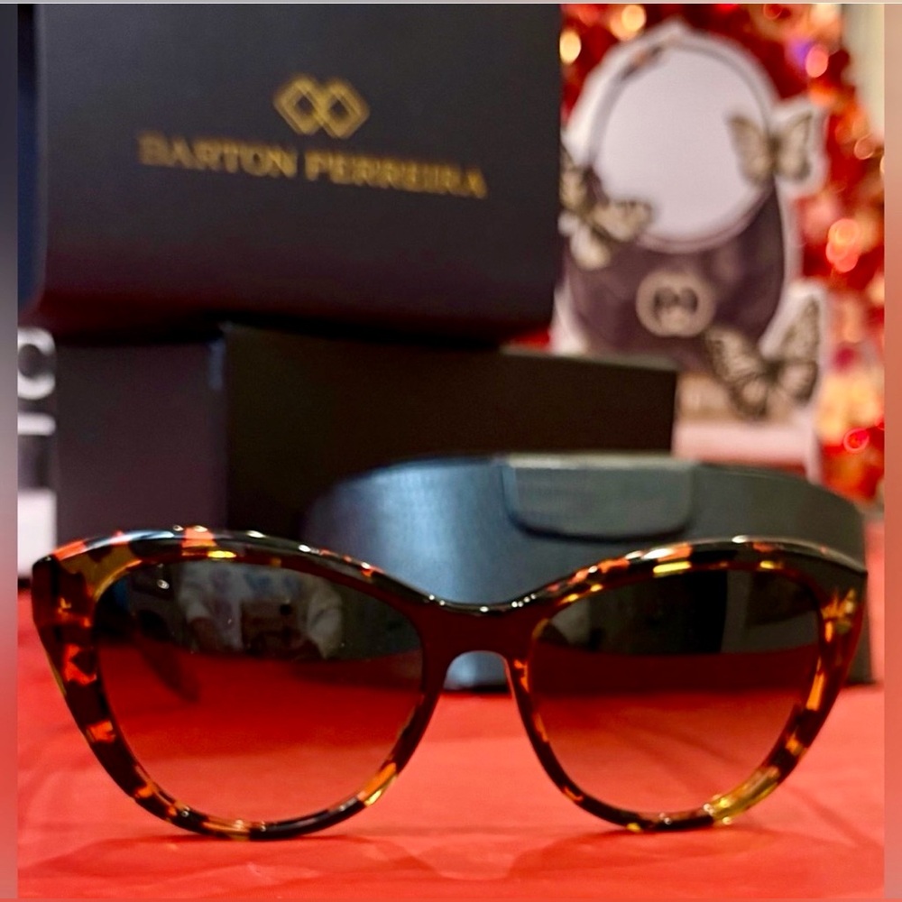 BARTON PERREIRA Tortoise Shell
Sunglasses Case & Magnetic closure w/Cardholder - Picture 2 of 15